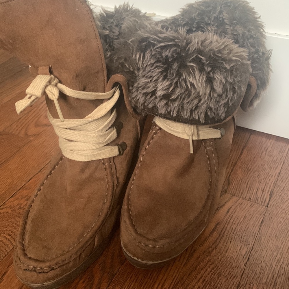 brown boots - Picture 3 of 4